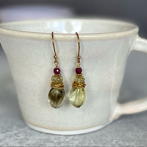 Carved lemon quartz earrings - Picture 3 of 3